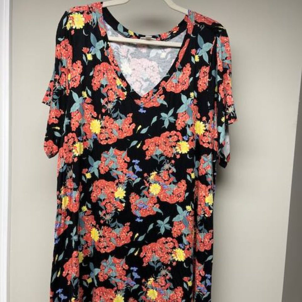 Women's LuLaRoe Christy V-neck Tee size 3X (fits like a 2X) black w flowers.